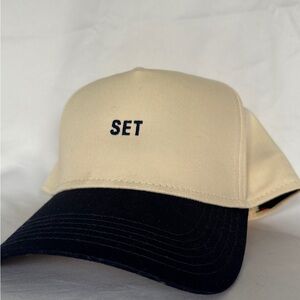 SET active Cream and Black Cap